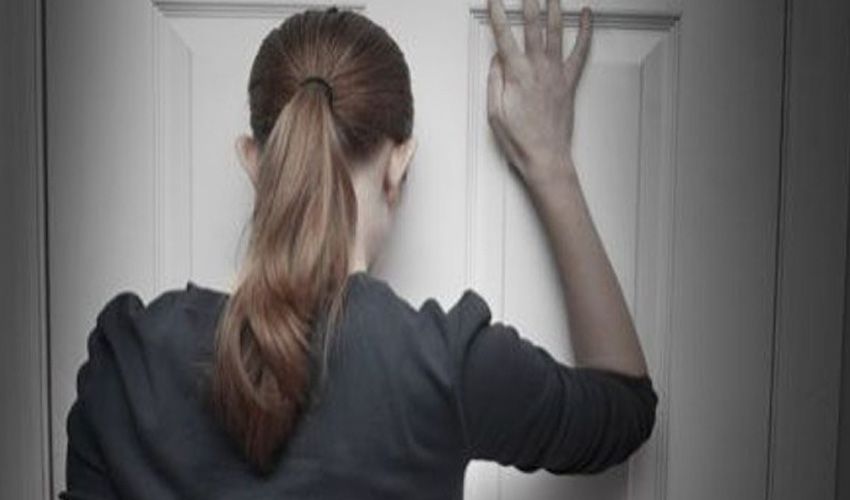 Inwoner van Beuningen wacht bij een deur die achter haar dichtviel Inwoner van Beuningen wacht bij een deur die achter haar dichtviel